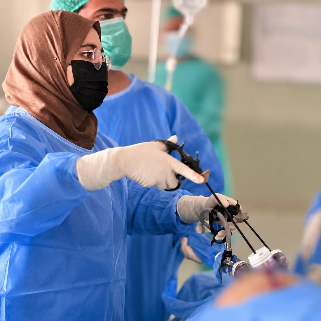Dr. Sameen, female consultant surgeon in Lahore, operating in theatre